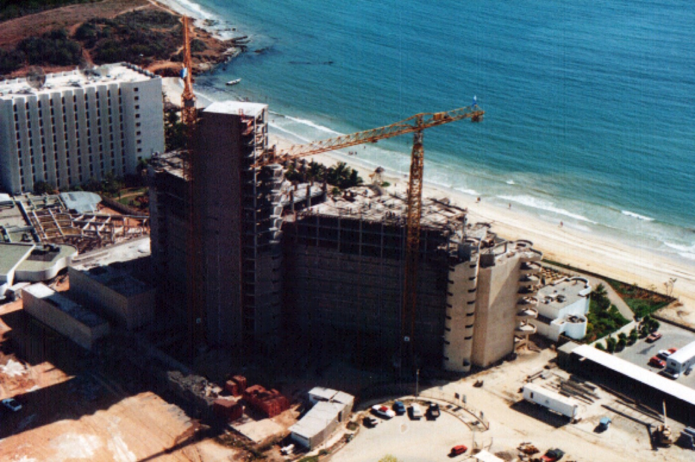 Construcción del Hilton Suites frente a la costa de Margarita
